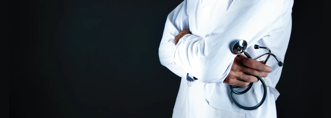 Médico con estetoscopio